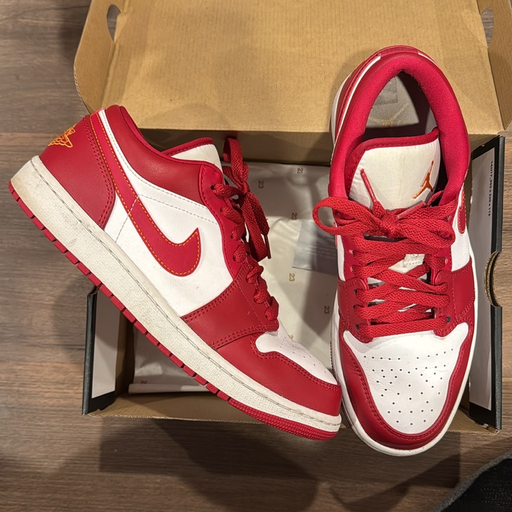 Air jordan 1 used white/cardinal red used but good shape size 9 in box